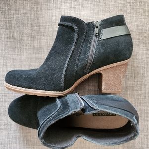 Clarks high heal boot